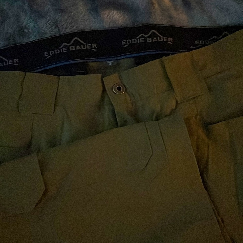 Mens Eddie Bauer cargo shorts. Like new. Deep pocket.